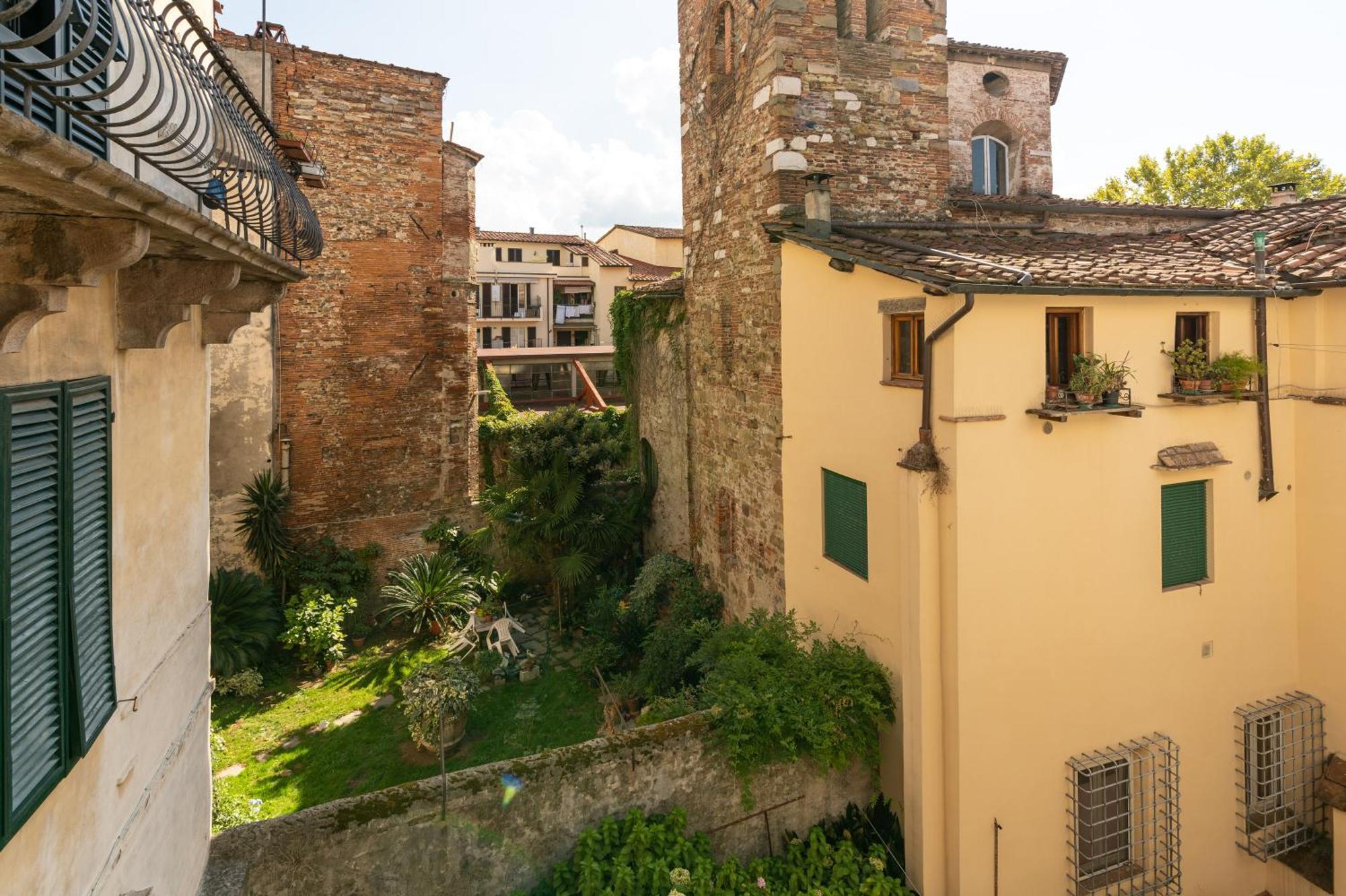 Апартаменты Historic Apt In The Center Of Lucca With Balcony Экстерьер фото